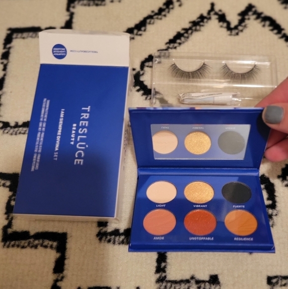 ⭐️40% Off⭐️ Treslūce I Am Siempre Divina Palette and 3D Lash Set - Picture 2 of 10